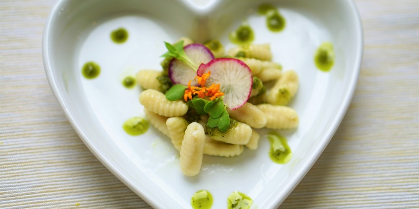 Many places to visit in Bandra for couples offer excellent dining options and street food.