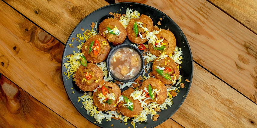 There are many eateries near the Gandhi Smriti Museum offering appetising food.