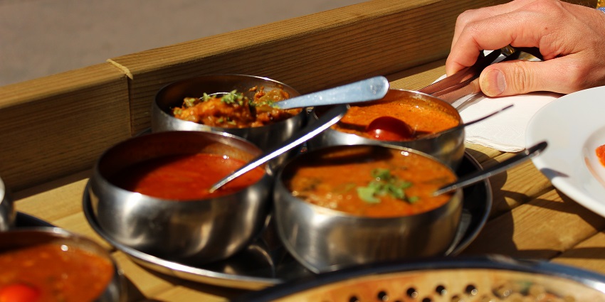 A picture of a full-fledged north Indian meal served on a table at a restaurant near Old Fort Delhi