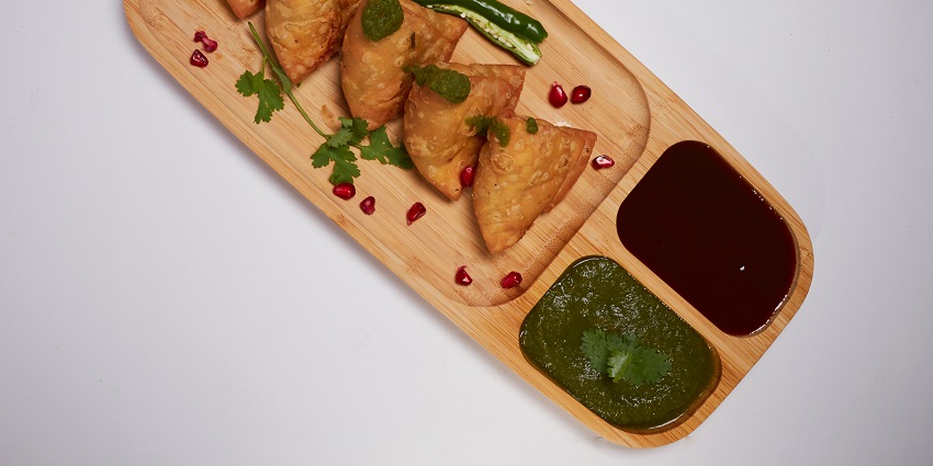 There are many eateries in Chhattisgarh offering succulent food including samosas.
