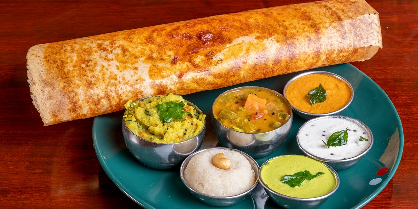 Savour a delectable cuisine in a restaurant located in proximity to the historic attraction.