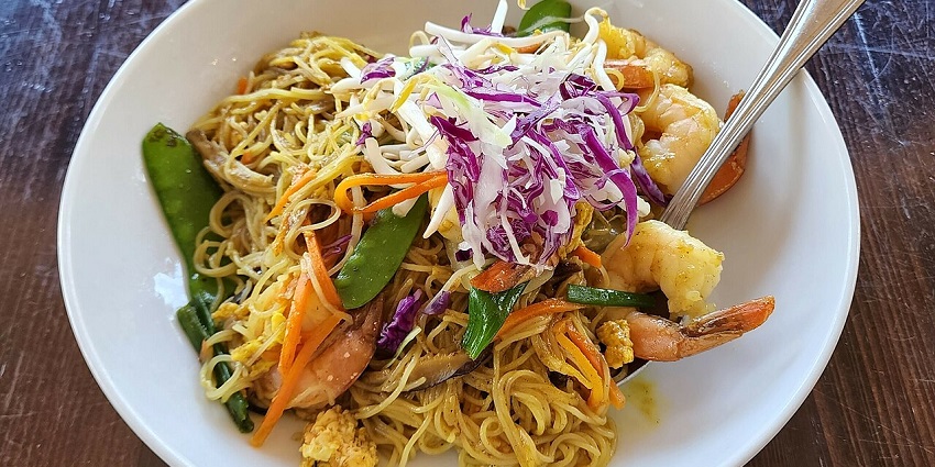 Delicious seafood dishes are served at one of the famous restaurants in Singapore.