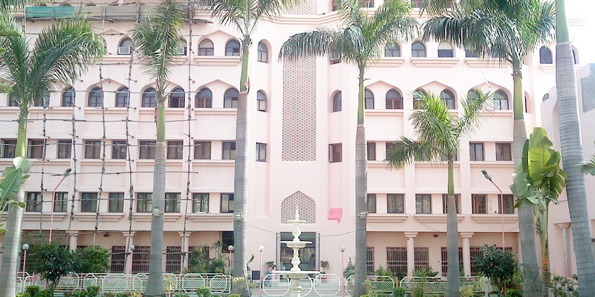 Residential complex for visitors in Ujjain, featuring a multi-story building with modern amenities.