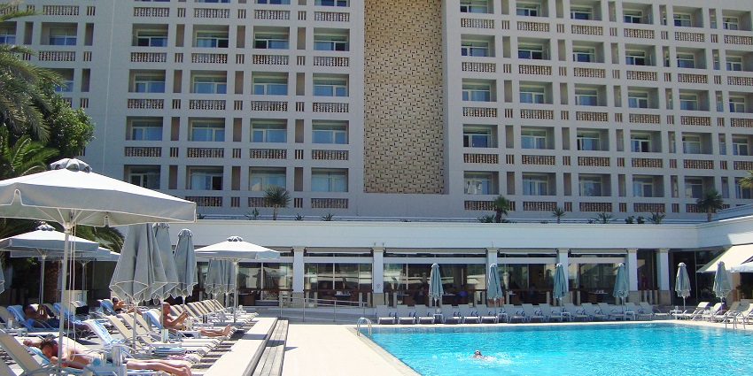 There are many luxurious and budget hotels available near the Anjali Water Park.