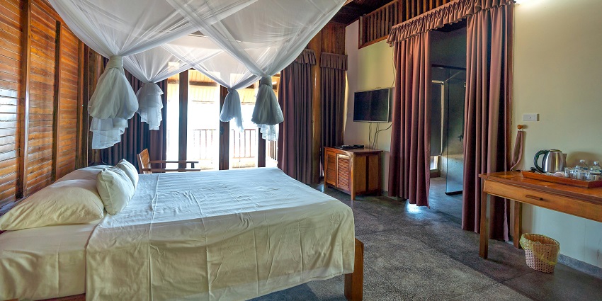 There are all types of hotels available to stay nearby.