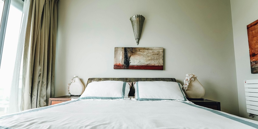 There are a bevy of accommodation options available near the Jambuvan Caves.