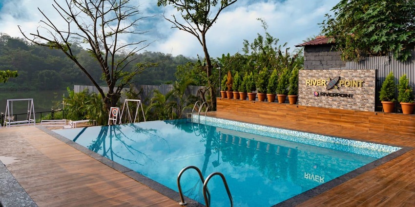 There are various lavish resorts near Dandeli National Park for staying for visitors.