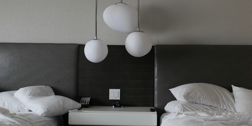 A hotel room near this zoo showcasing the modern comforts and amenities