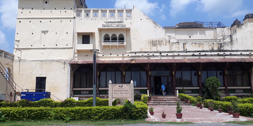 Sheesh Mahal Hotel in Orchha, showcasing grand architecture with intricate detailing and arches.
