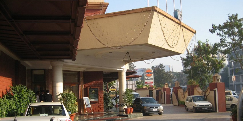 Welcoming hotel entry with a grand entrance and stylish décor for a pleasant arrival.