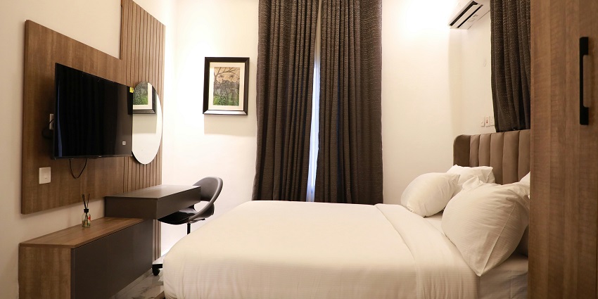 View of the best budget room in one of the hotels in Gujarat near Bilpudi Waterfalls.