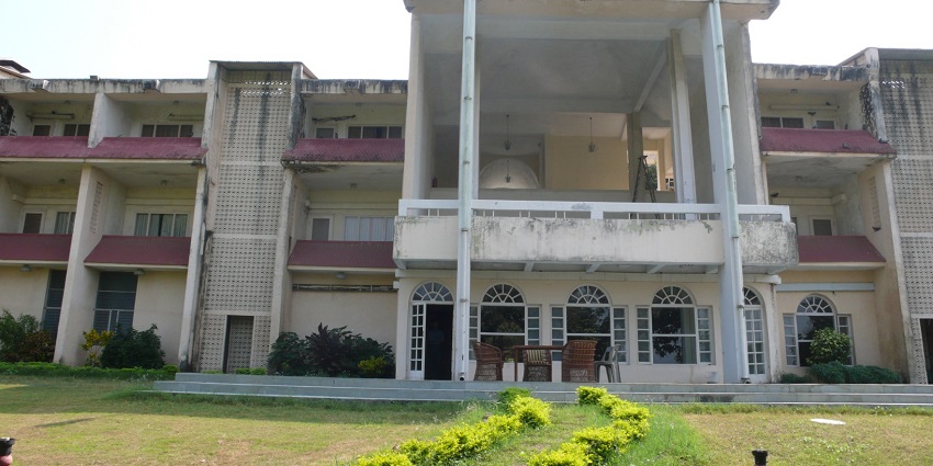 he elegant Taj Hotel near the Reliance zoo.