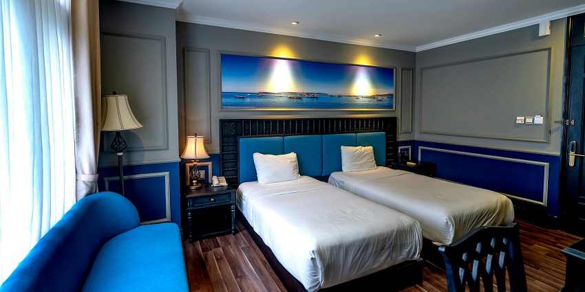 Visitors can rest in various resorts and budget hotels available near the Jaigarh Fort.