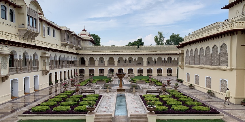 Luxurious hotel to stay in near the Sirohi fort, offering all facilities according to your budget