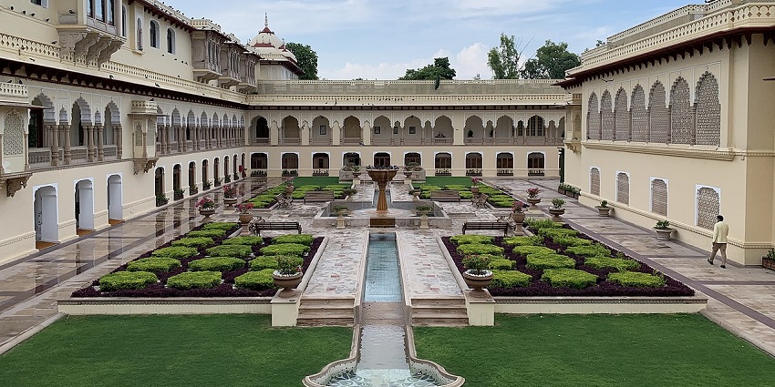 The courtyard of the Rambagh palace, one of the lavish places you can stay near the Amagarh Fort
