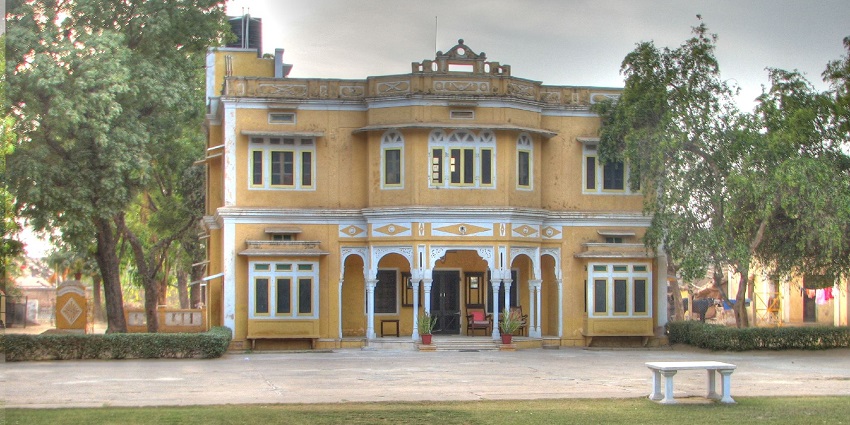 Roop Niwas Kothi is a heritage hotel near Nawalgarh fort.
