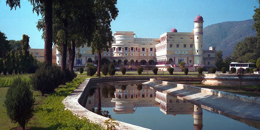 Enjoy a luxurious stay at a hotel in Rajasthan which lies near the Ajabgarh Fort