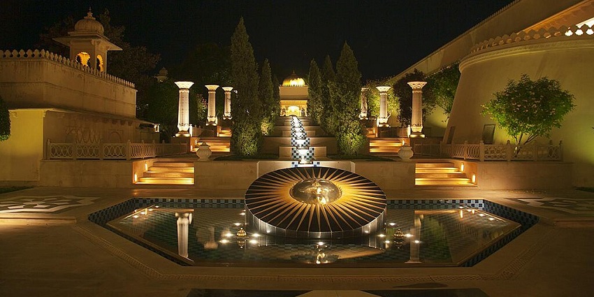 Stay at a luxurious hotel in Rajasthan which is near this fort and offers hospitality and decor