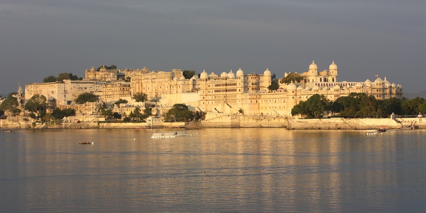Beautiful panoramic view of the iconic Udaipur city palace and the Fateh Prakash palace across the Lake