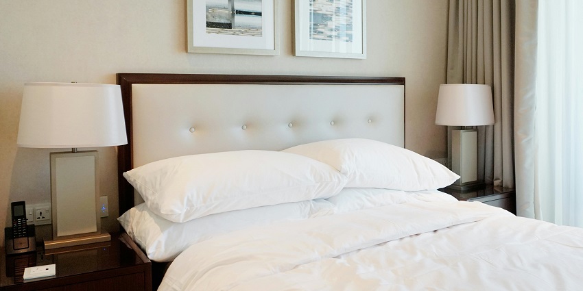 A comfy bed at a luxury hotel near Dwarkadhish Temple for a congenial stay experience.