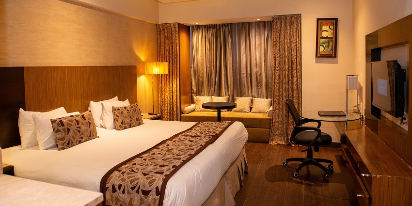 Jaipur offers luxury hotels and budget guesthouses near Bhangarh and other forts.