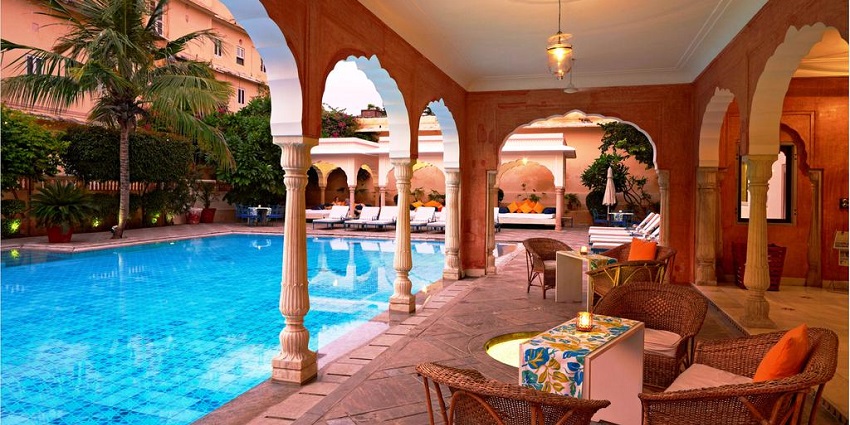 Visitors can find guesthouses and opulent hotels near the fort for a comfortable stay.