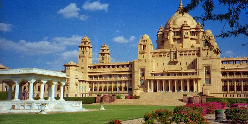 Near Osian desert Safari there are camps or Jodhpur’s heritage hotels for luxury.