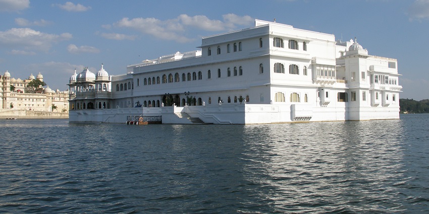 Serene lakeside stays in Udaipur, luxury or budget options in Jaipur