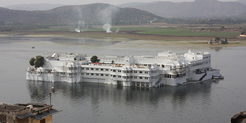 Nearby areas of the Maharana Pratap Fort Udaipur offer guesthouses and elegant resorts.