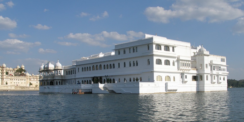 Photo of beautiful city palace hotel situated on the island of Lake Pichola in Udaipur, India.