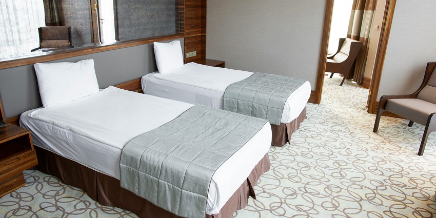 Accommodations near the fort offer a diverse range of facilities to ensure a comfortable stay