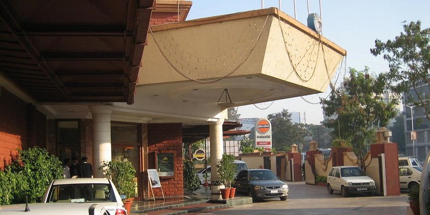Shiva temple in Gujarat in sea has various options for tourists to stay in Vadodara, Bharuch