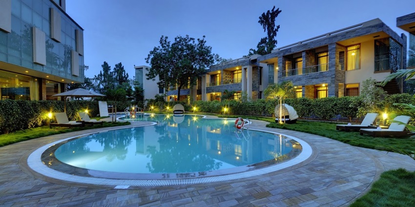 There are many luxurious hotels with pools near the Zoo.