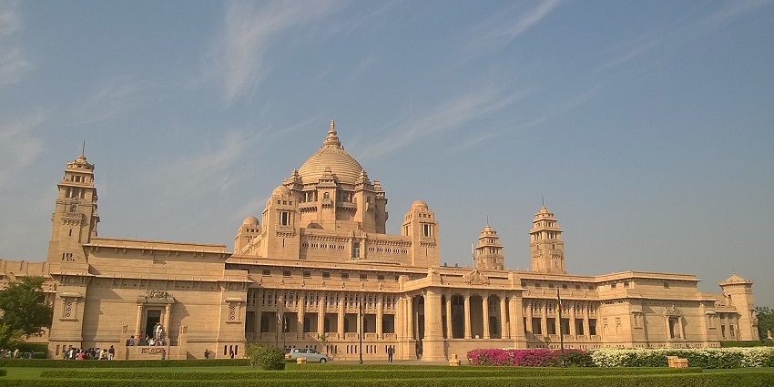 Tourist have accommodation options nearby according to different budgets and preferences