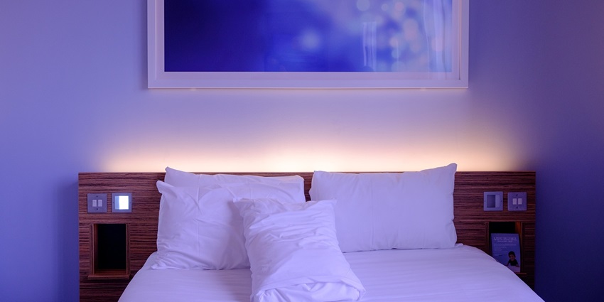 Stay near Bhainsrorgarh Sanctuary with options like budget guesthouses or luxury heritage hotels.
