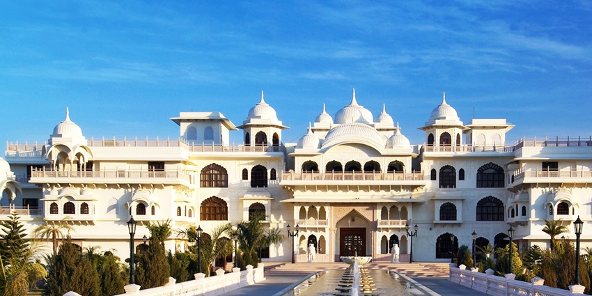 Expansive view of a majestic heritage resort near Jhalawar.