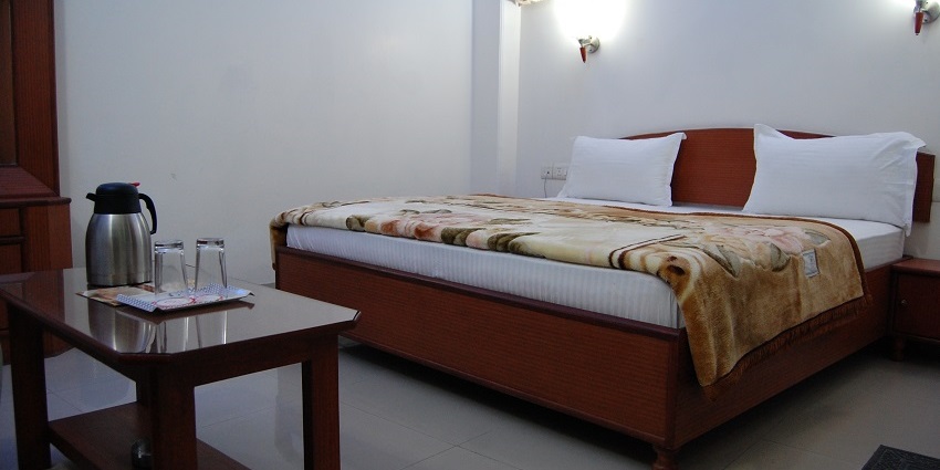 You have options for comfortable stays with great facilities near Safdarjung Tomb.