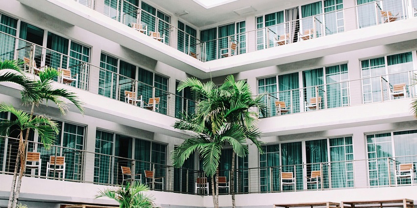 There are several places offering good dining and accommodation options near the fort.