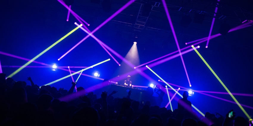 A lively party at White Room Nightclub, a place to enjoy Phuket nightlife for singles.