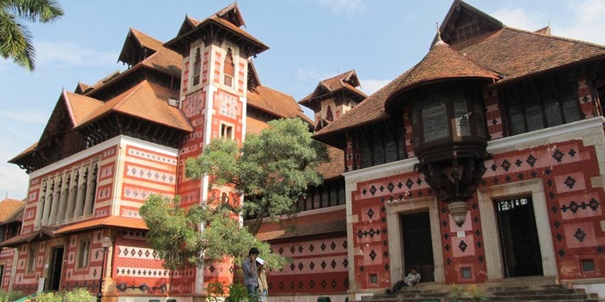 Side angle view of a museum with colonial architecture