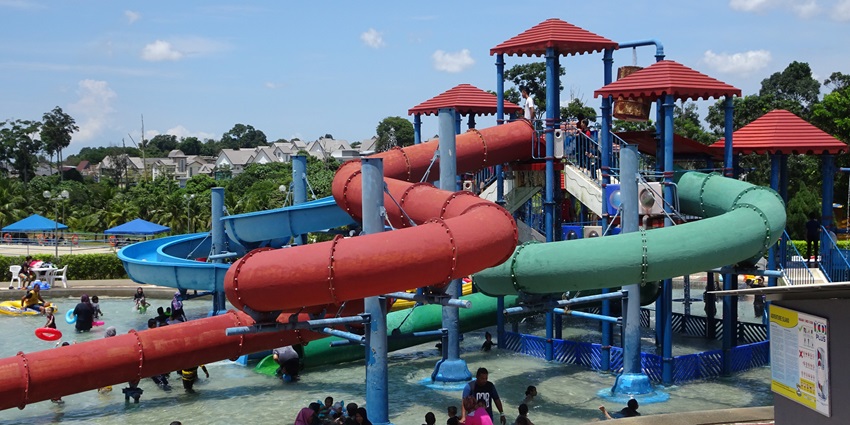 Image of a water park people enjoying the splash of the water and kids playing around
