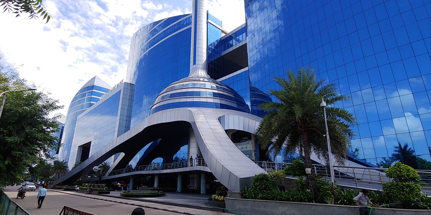 A view of World Trade Park in Jaipur, a great spot for friends to indulge in shopping.