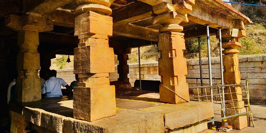 Yaganti Uma Maheswara Temple is surrounded by beautiful hills and natural caves offering serenity.