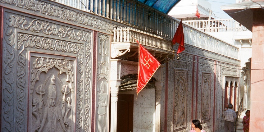 An image of Yogmaya Temple located near Qutub Minar - one of the famous Delhi temples.
