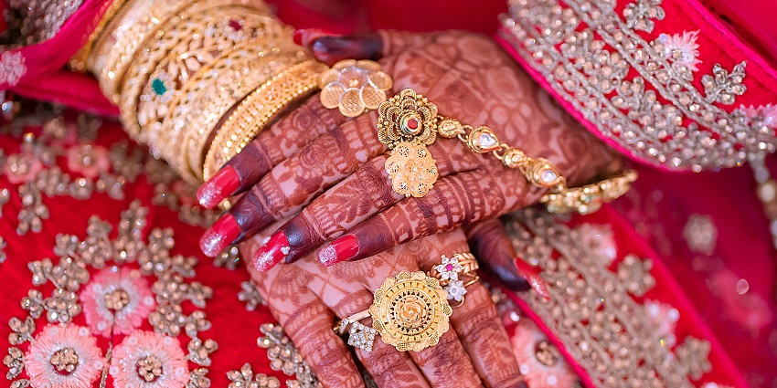 Buy a dazzling jewellery collection from the popular Zaveri Bazaar for your big day.