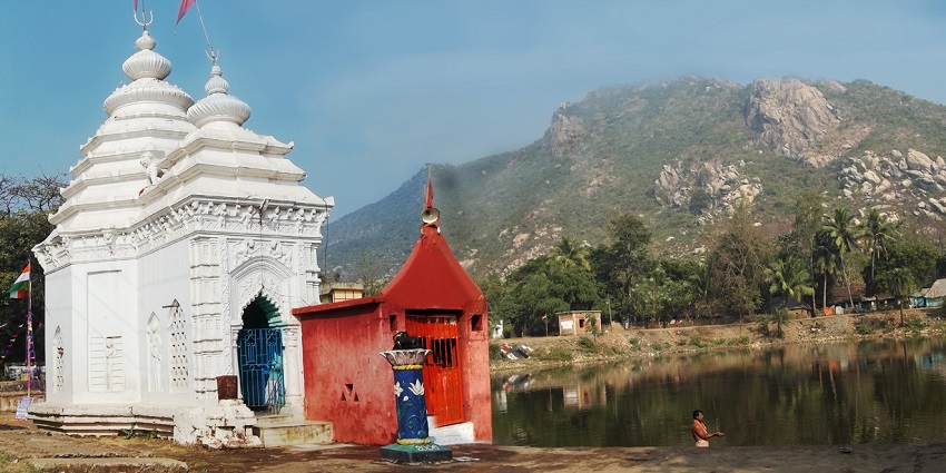 Choose to wear comfortable and modest clothes while visiting Panchalingeswar Temple.