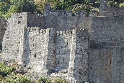 Kutlehar Fort is a historic fort with ancient architecture, offering lovely views.