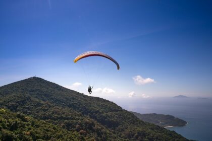 Paragliding in Mount Abu offers stunning views of hills and lakes to all travellers.