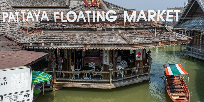 A view of Pattaya Floating Market, a top spot to relish Pattaya nightlife for couples.