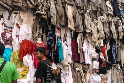 Street shopping in Jaipur offers traditional and modern items, handicrafts, textiles, jewellery.